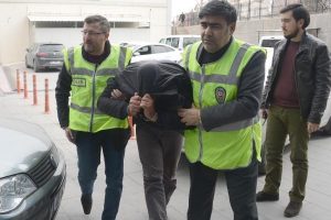 Telefon dolandırıcılarını taksici polisler yakaladı