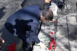 Davutoğlu patlama alanına karanfil bıraktı