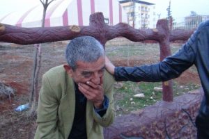 Alkoll&uuml; şahıs &ouml;ld&uuml; sanıldı, ayıldığında polisten alkol istedi