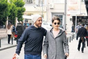 Flaşlar patlayınca ellerini ayırdılar...