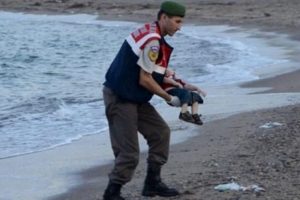 Avustralyalı sanat&ccedil;ıdan Aylan'a şarkı