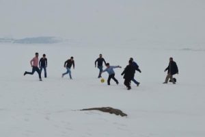 Donan g&ouml;l &uuml;zerinde top oynayıp, halay &ccedil;ekiyorlar