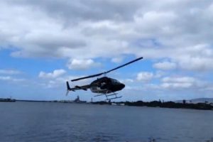 Helikopter denize &ccedil;akıldı!
