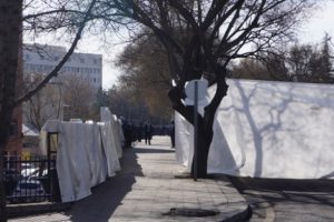 Patlamanın yaşandığı sokaktaki lojmanlarda hasarlar onarılıyor