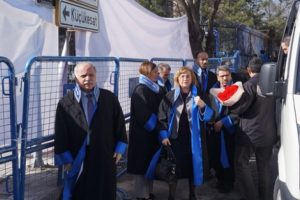 Yargıtay &uuml;yeleri patlama noktasına karanfil bıraktı