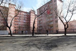 Patlamada hasar g&ouml;ren lojmanlara T&uuml;rk bayrakları asıldı