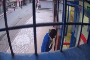 Markete bombalı saldırı kamerada