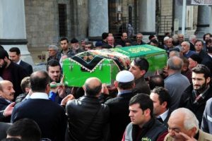 Piknik ateşinin &uuml;zerine d&uuml;şerek &ouml;len kadın toprağa verildi