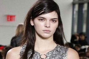 Kendall podyumda herkesi şoke etti!