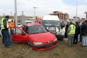 Otomobil ile yolcu minib&uuml;s&uuml; &ccedil;arpıştı: 7 yaralı