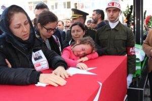 Ankara şehidini bağrına bastı