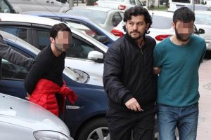 Polise saldırıp hastanelik ettiler