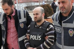 Oğul &ouml;ld&uuml;rd&uuml;, anne ve baba temizledi