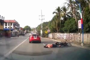 Bu korkun&ccedil; kazaya futbol topu yol a&ccedil;tı
