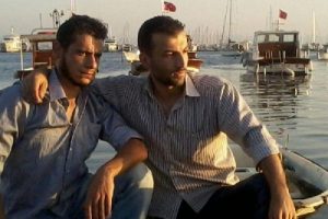 Suriyeli 2 m&uuml;lteci y&uuml;zerek Meis'e ge&ccedil;ti