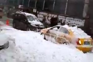 &Ccedil;atıdaki kar k&uuml;tlesi taksinin &uuml;zerine d&uuml;şt&uuml;