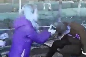 Bursa'da kızdan kıza u&ccedil;an tekme