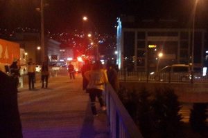 Sağlık g&ouml;revlisi dikkatini dağıttı, polis k&ouml;pr&uuml;den indirdi