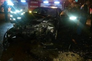 İki otomobil &ccedil;arpıştı: 2 yaralı