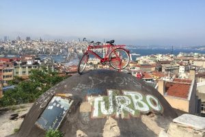 Kırmızı Bisikleti ile T&uuml;rkiye'yi geziyor
