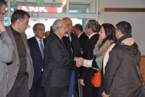 Kılı&ccedil;daroğlu, Pavey ve Okuyan havalimanında kısa bir sohbet yaptı