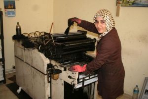 Gazeteyi kadın matbaacı basıyor