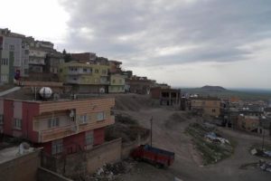 Hendek kazmak isteyen PKK'lılar polisle &ccedil;atıştı