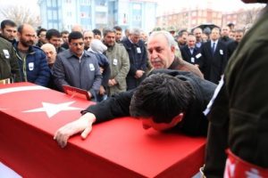 Van şehidine ağladı