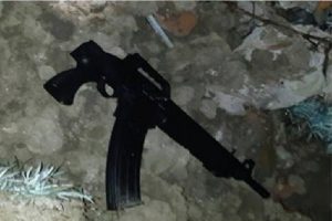 Otomobildeki ruhsatsız t&uuml;feğe 4 g&ouml;zaltı