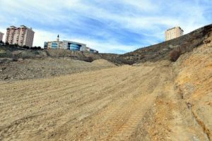 Vatandaş 'tapulu arazim' diye kapattı, belediye alternatif yol yaptı