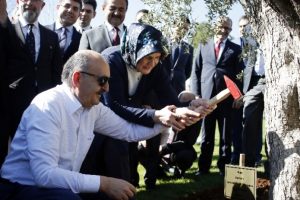 M&uuml;ezzinoğlu'ndan eşine 415 yıllık hediye