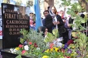 &Ccedil;akıroğlu &ouml;l&uuml;m&uuml;n&uuml;n 1. yılında mezarı başında anıldı