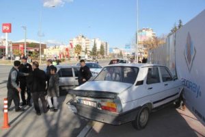 Adıyaman'da otomobiller &ccedil;arpıştı: 1 yaralı