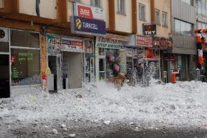 &Ccedil;atıdan d&uuml;şen buz, gen&ccedil; kızı yaraladı