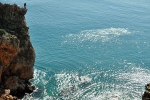 Antalya'da balık tutkunları falezlerde &ouml;l&uuml;mle dalga ge&ccedil;ti