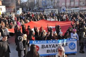 İzmir'de &ouml;ld&uuml;r&uuml;len &uuml;niversiteli &Ccedil;akıroğlu, Elazığ'da anıldı