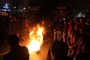 Lastik yakıp yol kapattılar