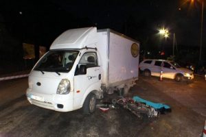Motosiklet kamyonete &ccedil;arptı: 1 &ouml;l&uuml;, 1 yaralı