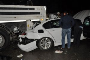 L&uuml;ks otomobil park halindeki vince &ccedil;arptı: 2 &ouml;l&uuml;