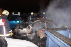 Otomobil alev alev yandı, uyuyan s&uuml;r&uuml;c&uuml; son anda kurtuldu