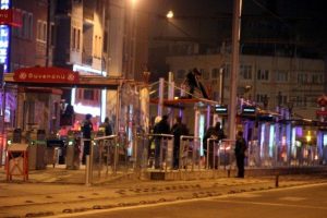 İntihar etmek i&ccedil;in tramvay durağına &ccedil;ıktı