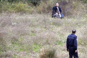 Cezaevi firarisi, polislerin &ouml;n&uuml;nde intihara kalkıştı