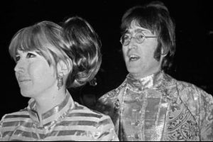 John Lennon'un bir tutam sa&ccedil;ı 35 bin dolara satıldı
