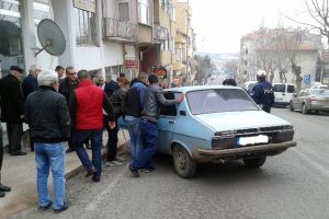 Freni boşalan otomobil berber d&uuml;kkanına &ccedil;arptı