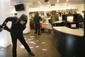 Ukrayna'da Rus bankalarına saldırı