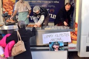 Lemmy Kilmister i&ccedil;in lokma d&ouml;kt&uuml;rd&uuml;ler!