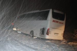 Tokat - Sivas karayolu kar yağışı nedeniyle ulaşıma kapandı