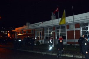 Trabzonsporlular sokağa d&ouml;k&uuml;ld&uuml;