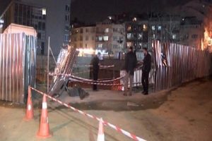 Kontrolden &ccedil;ıkan otomobil inşaat temeline u&ccedil;tu