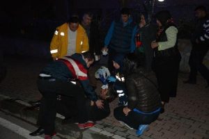 Aydınlatma direğine &ccedil;arpan otomobilin s&uuml;r&uuml;c&uuml;s&uuml; yaralandı